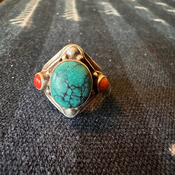 TURQUOISE AND CORAL STERLING SILVER RING - Picture 4 of 5